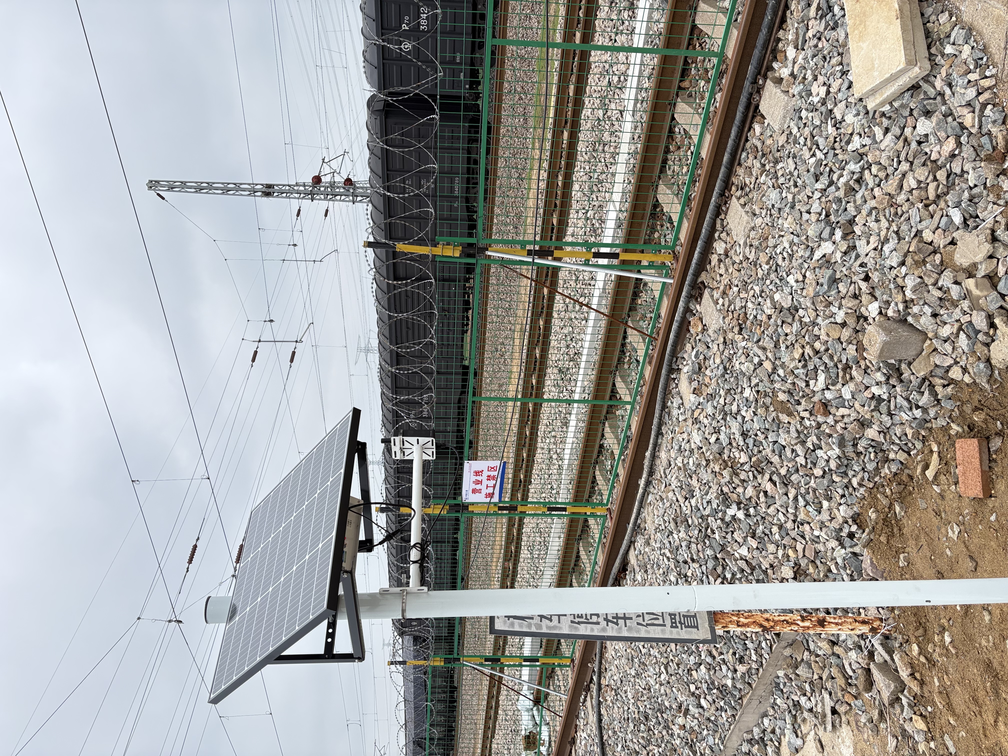 防护网外侧安装